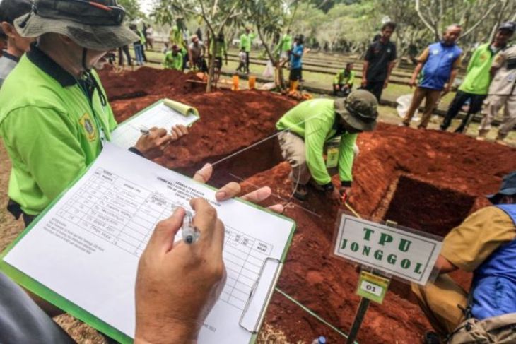 Lomba gali kubur di Bogor