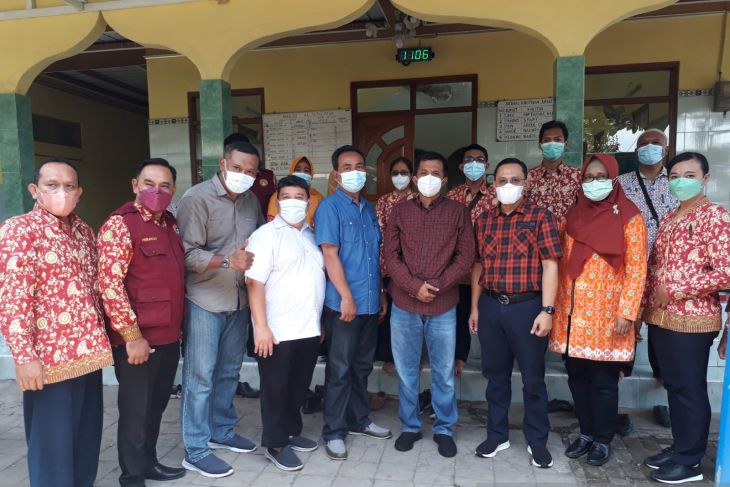 Kerajinan Vas Bunga dari Enceng Gondok