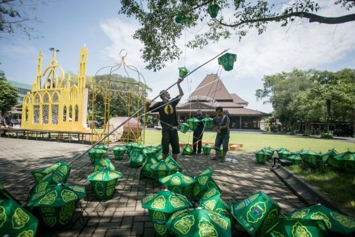 Pemasangan hiasan sambut Ramadhan