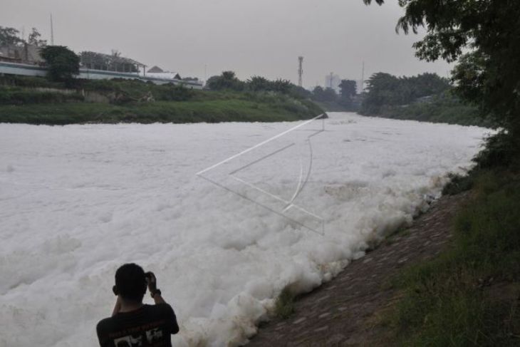 Limbah busa di aliran Kali Bekasi