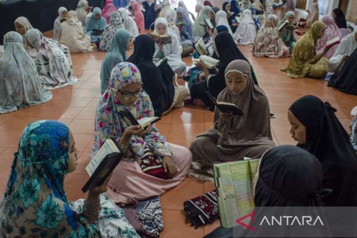 Tadarus santri pada bulan Ramadan 