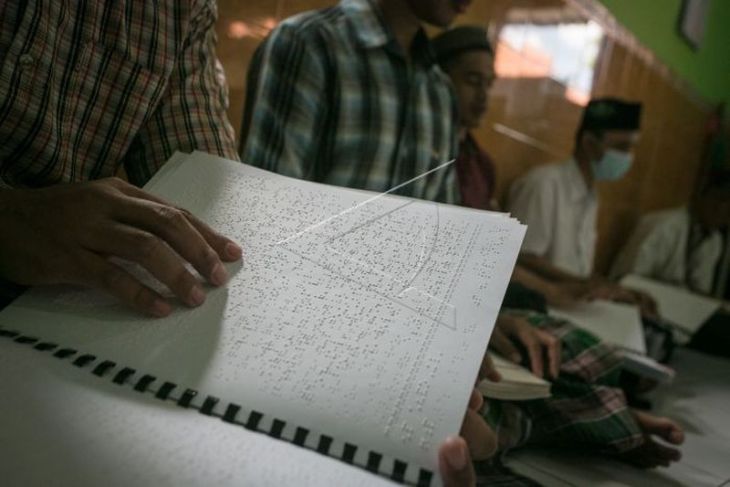 Membaca Al Quran braille