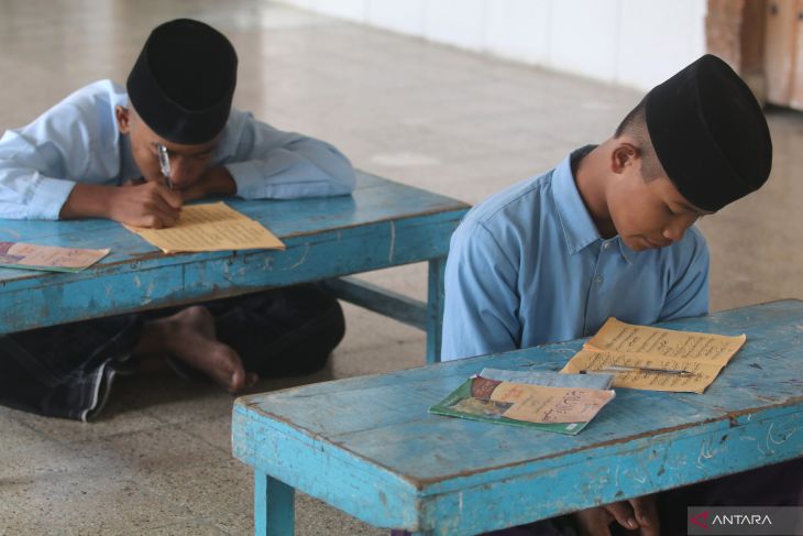 Mengaji Kitab Kuning di Ponpes Tertua Kediri