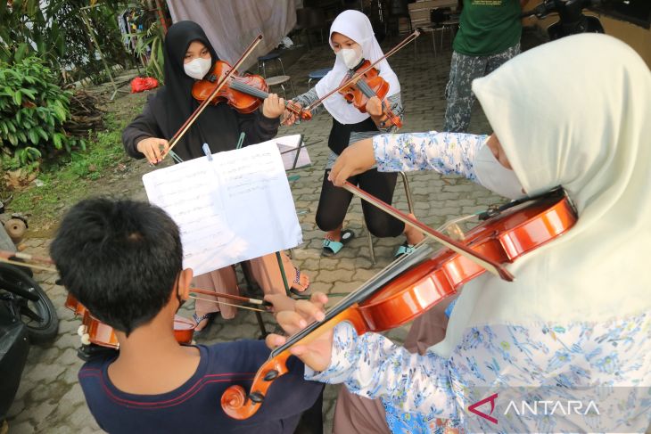 Ngabuburit dengan Belajar Biola di Jombang