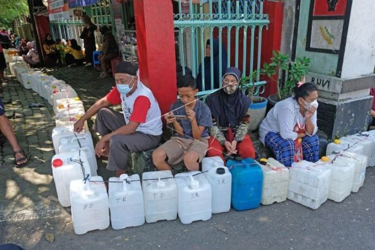 Warga antre membeli minyak goreng curah