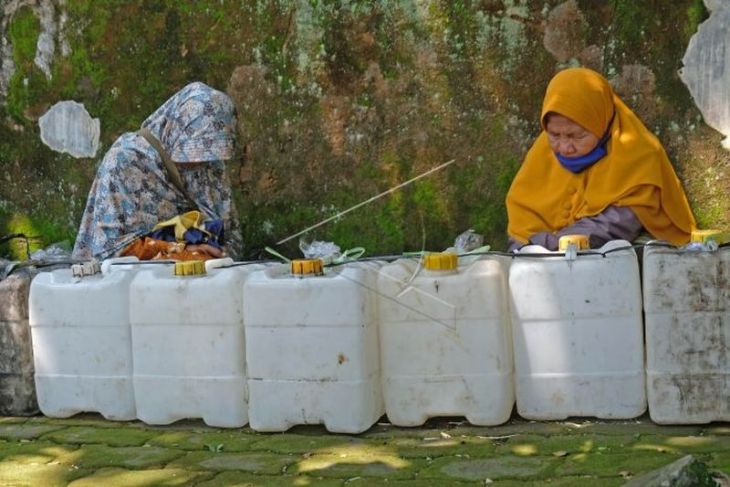 Warga antre membeli minyak goreng curah