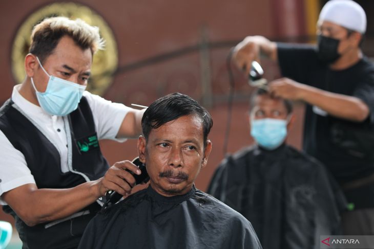 Potong Rambut Massal Gratis di Masjid Cheng Hoo