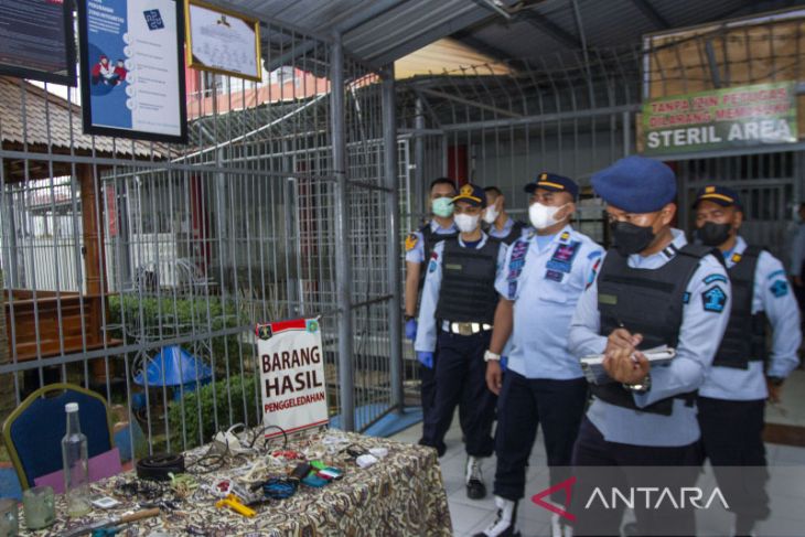 Pemusnahan barang hasil razia lapas Karawang 