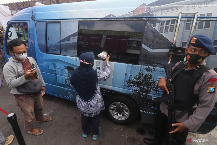 Penukaran Uang Baru di Pasar Tradisional Kediri