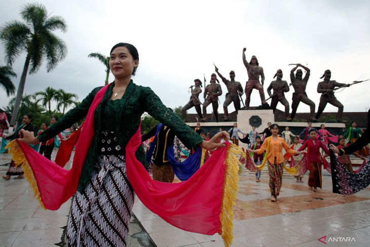 Tari Gambyong Massal Peringati Hari Kartini