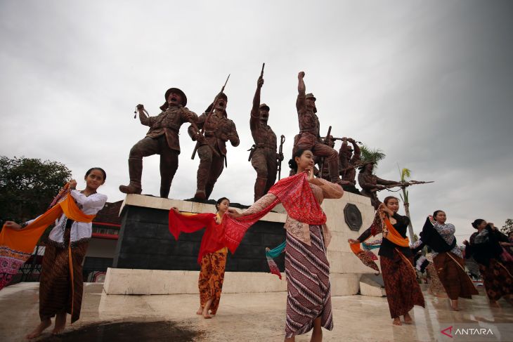 Tari Gambyong Massal Peringati Hari Kartini