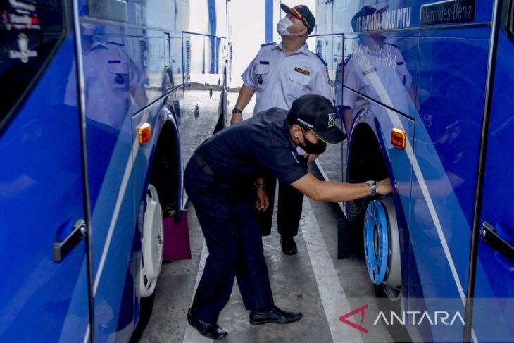 Uji kelaikan bus di Karawang 