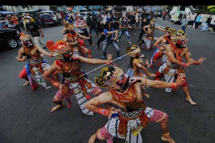 Aksi seniman dalam perayaan Hari Tari Internasional