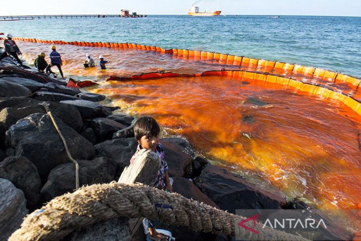 Minyak solar tumpah ke laut