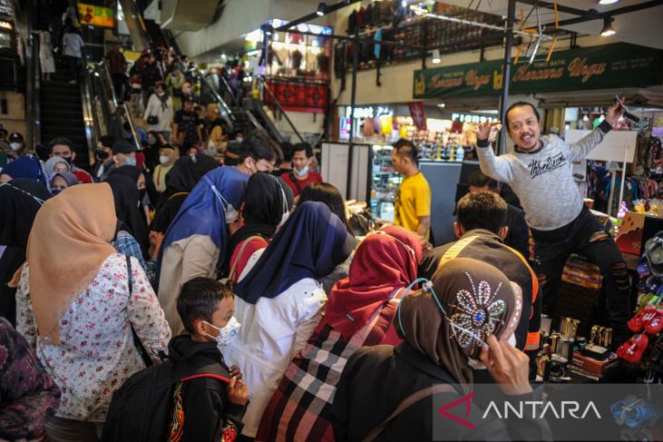 Pasar Baru Bandung dipadati pengunjung 