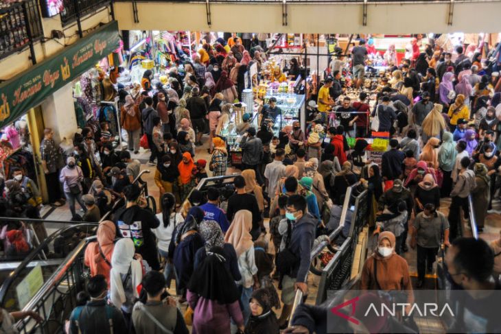 Pasar Baru Bandung dipadati pengunjung 