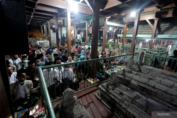 Malam Selawe di Makam Sunan Giri