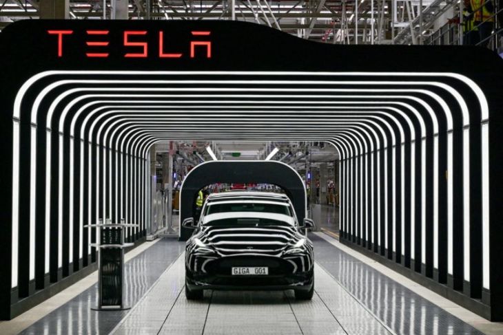 Masalah rantai pasokan global, Tesla naikkan harga mobil di AS