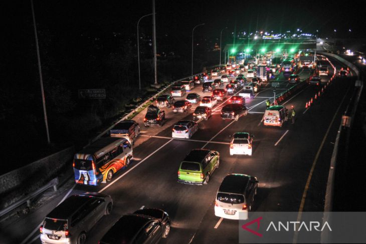 Gerbang keluar tol Cileunyi padat kendaraan 