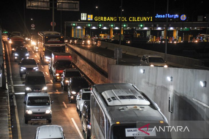 Gerbang keluar tol Cileunyi padat kendaraan 