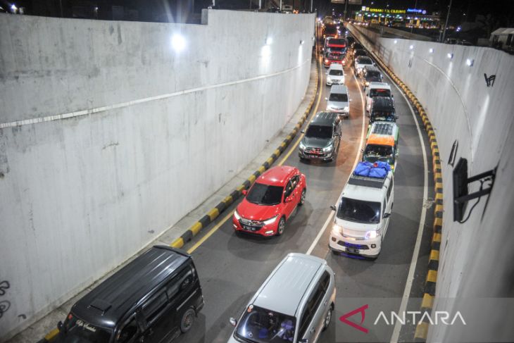 Gerbang keluar tol Cileunyi padat kendaraan 