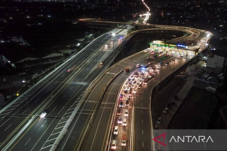 Gerbang keluar tol Cileunyi padat kendaraan 