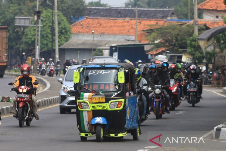 Mudik menggunakan bajaj