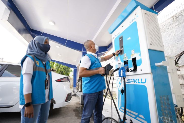 PLN guarantees electric vehicle users will easily find chargers ...