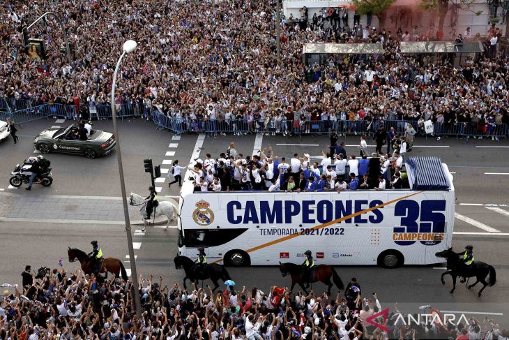 Real Madrid rayakan juara Liga Spanyol bersama pendukungnya