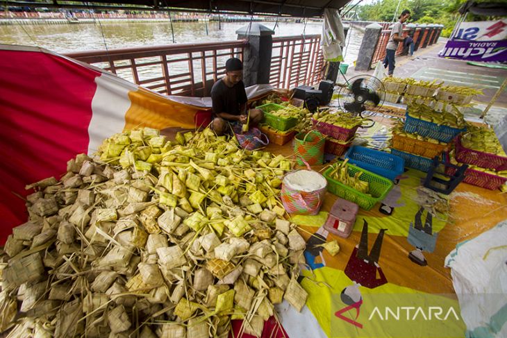 Penjualan Ketupat Lebaran Meningkat