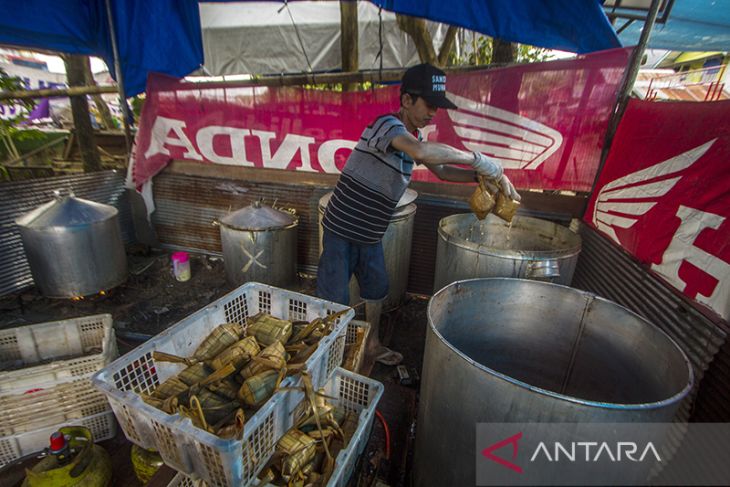 Penjualan Ketupat Lebaran Meningkat