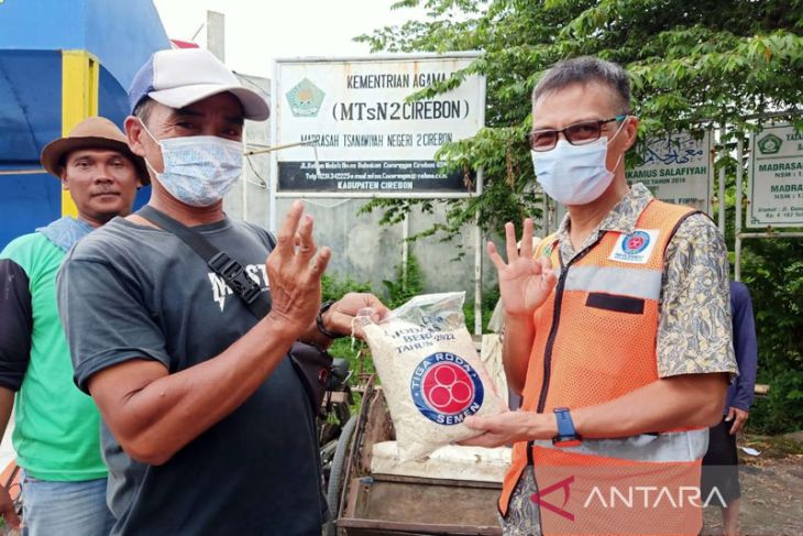 Indocement Cirebon Bagikan Shodaqoh Beras