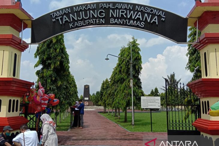 Grave visit tradition enlivens Eid celebrations in Banyumas