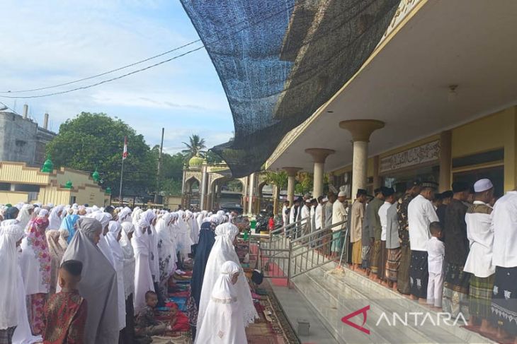 Jamaah shalat Idul Fitri membeludak