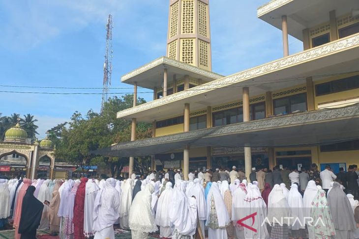 Jamaah shalat Idul Fitri membeludak