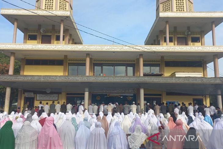 Jamaah shalat Idul Fitri membeludak