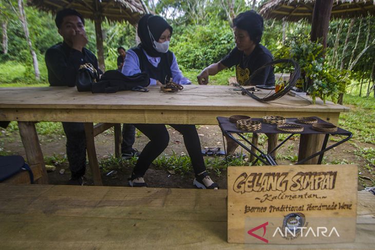 Kerajinan Gelang Simpai Khas Dayak Meratus