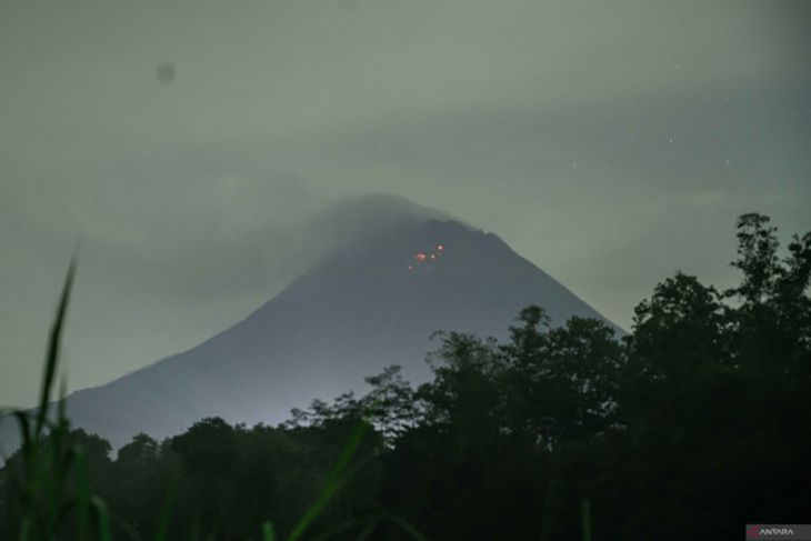 Gunung Merapi meluncurkan lava pijar