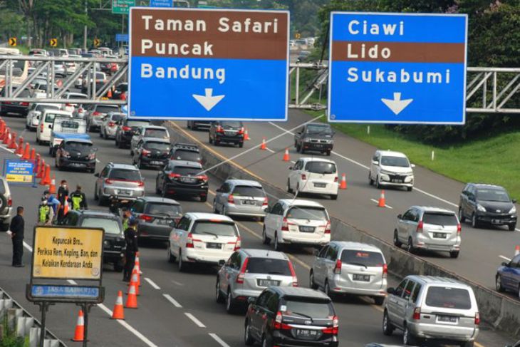 Antrean panjang kendaraan menuju Puncak Bogor