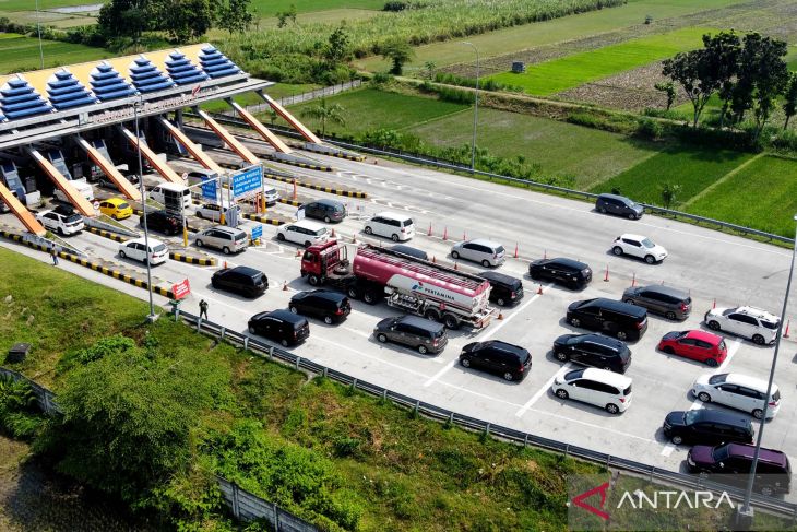 Kepadatan Kendaraan di Tol Jombang Mojokerto