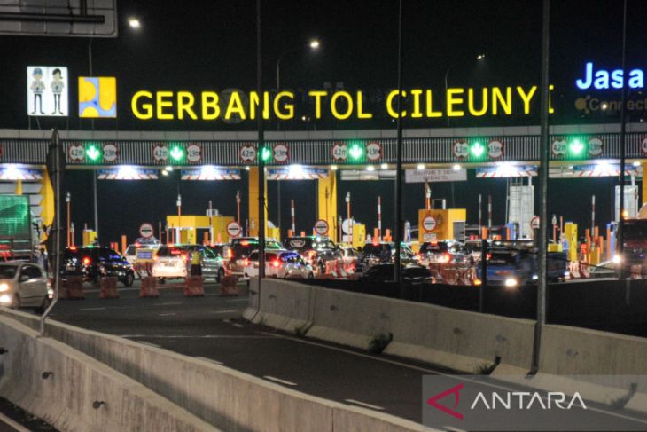 Arus balik di gerbang tol Cileunyi ramai lancar 