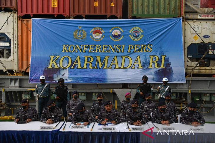 Penangkapan kapal penyelundup minyak goreng di Dermaga Belawan 