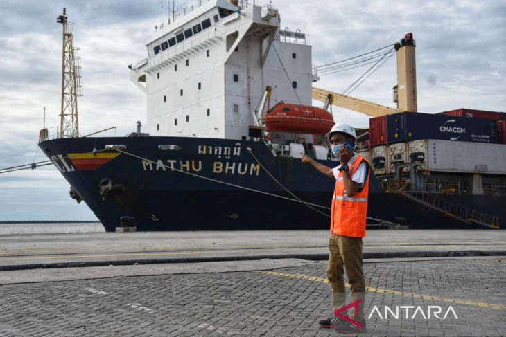 Penangkapan kapal penyelundup minyak goreng di Dermaga Belawan