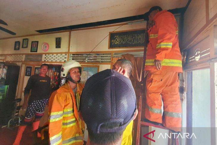 Damkar Tapin selamatkan  satu rumah  dari kebakaran