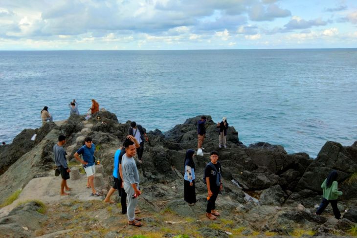 Pantai Tanjung Batu Kota Sorong ramai pengunjung saat libur Lebaran