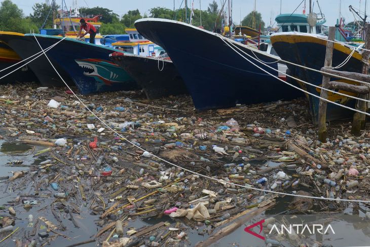 Sampah botol plastik bekas cemari pelabuhan perikanan