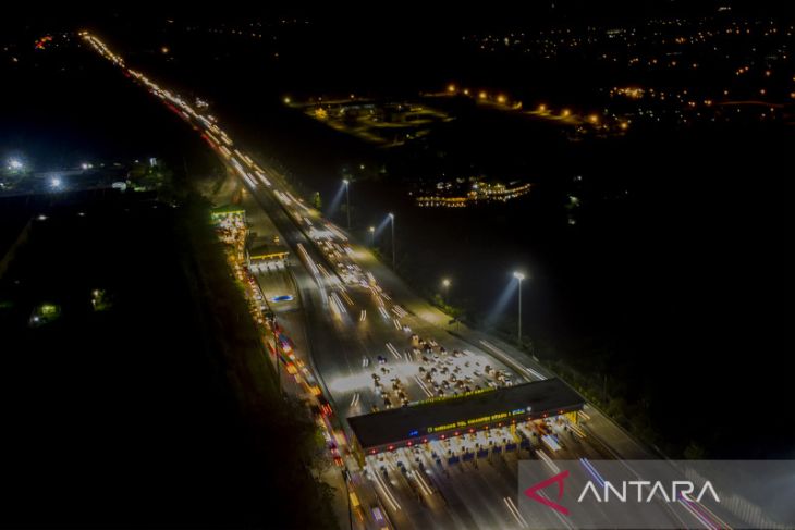 Jumlah kendaraan Trans Jawa di gerbang tol Cikampek meningkat 