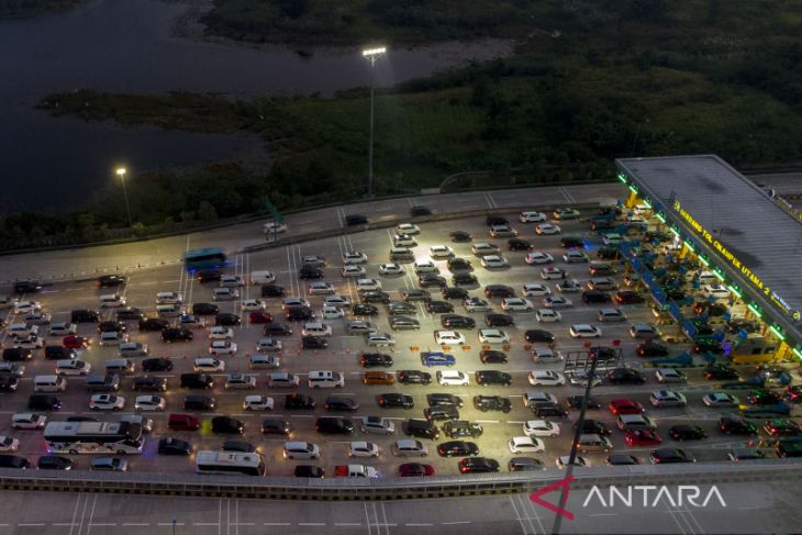 Jumlah kendaraan Trans Jawa di gerbang tol Cikampek meningkat 