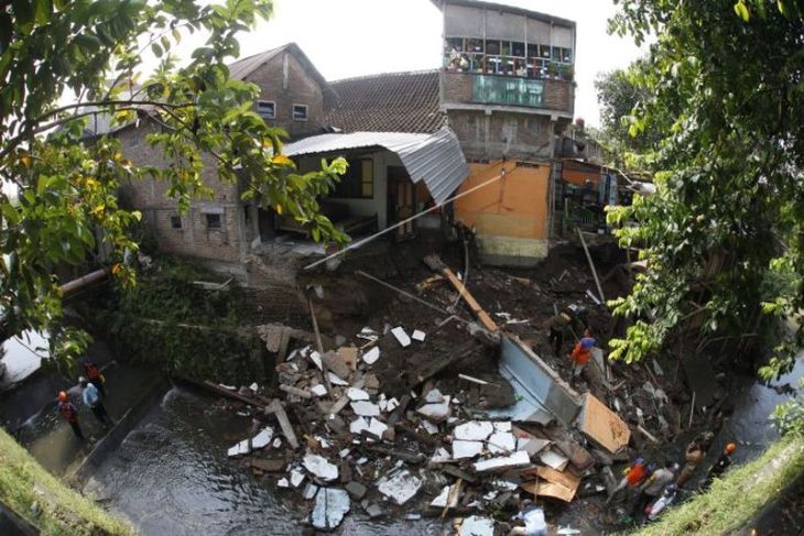 Rumah warga roboh tergerus aliran sungai