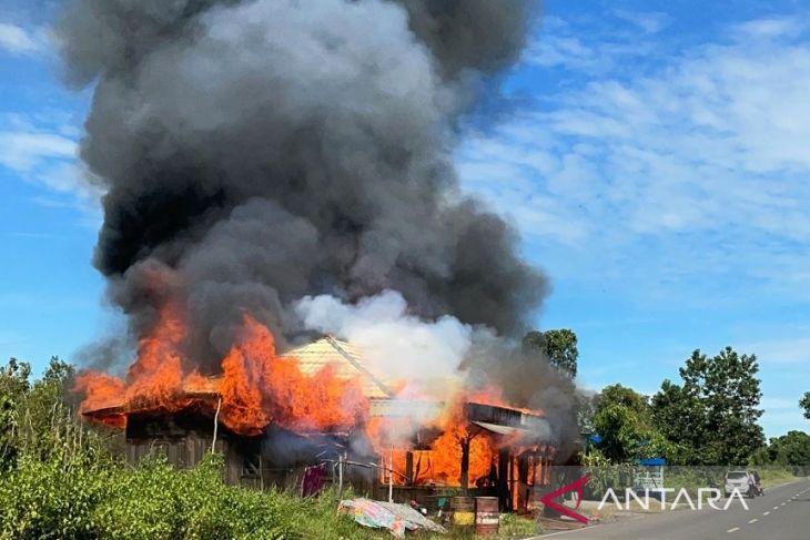 Dua rumah di Tapin ludes terbakar saat ditinggal pemilik ke luar kota
